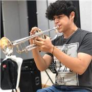 Profesor da clases de trompeta a niños a partir de los 10 años en adelante desde un nivel básico